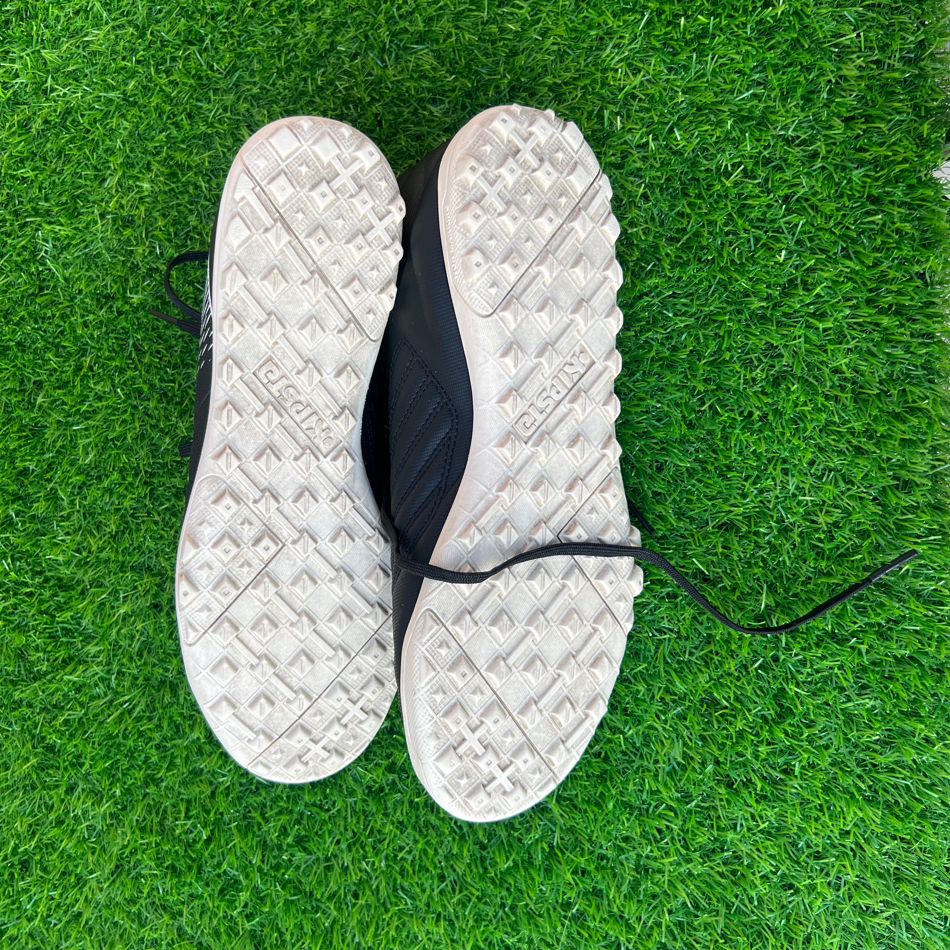 Kipsta Soccer Shoes UK 8 / EU 42