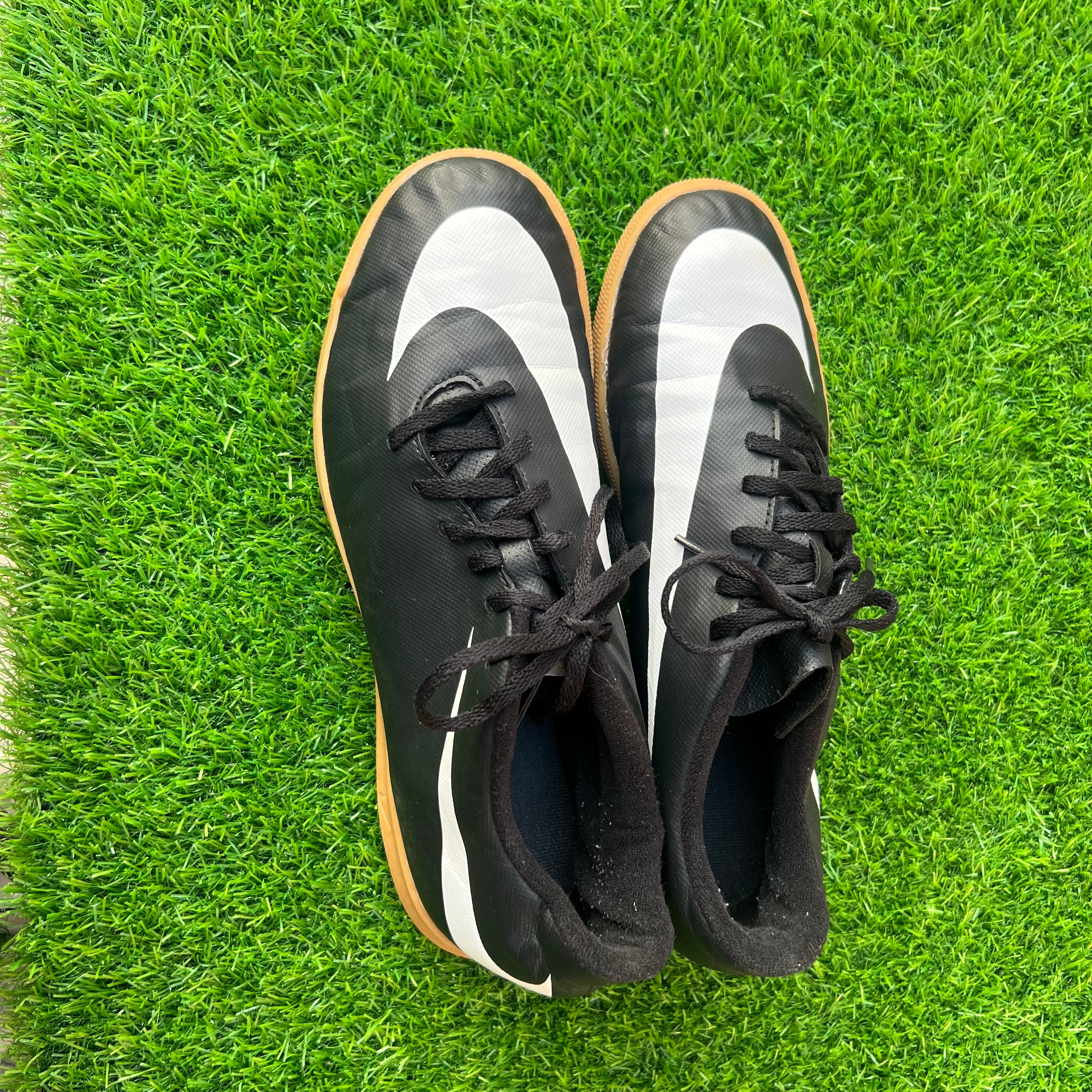 Nike Bravata Indoor UK 9 / EU 43