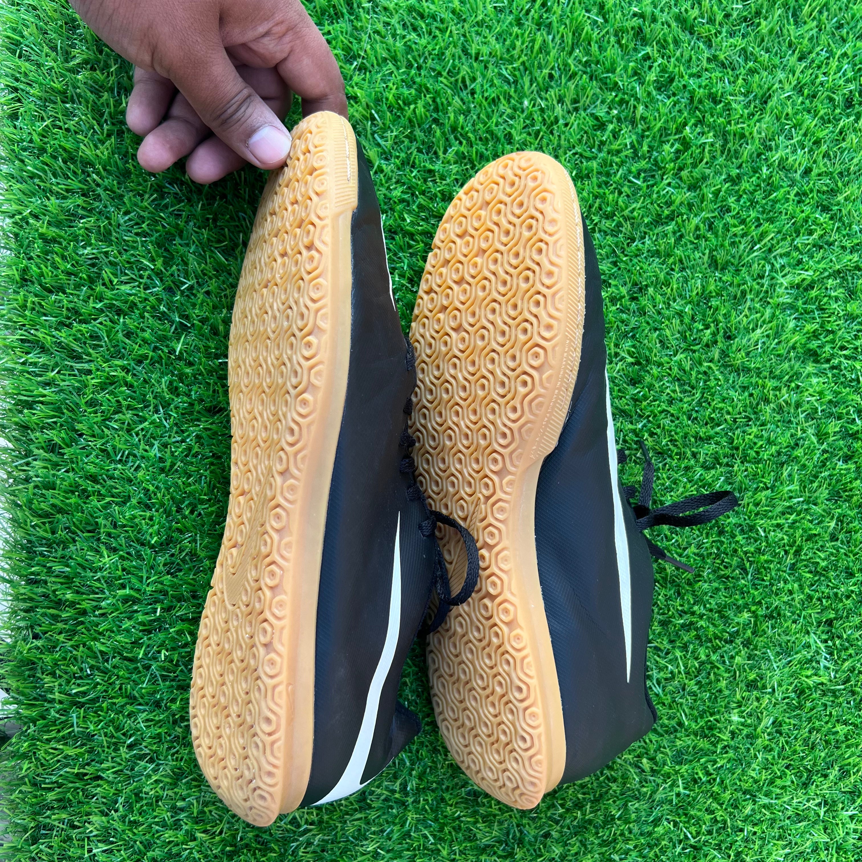 Nike Bravata Indoor UK 9 / EU 43