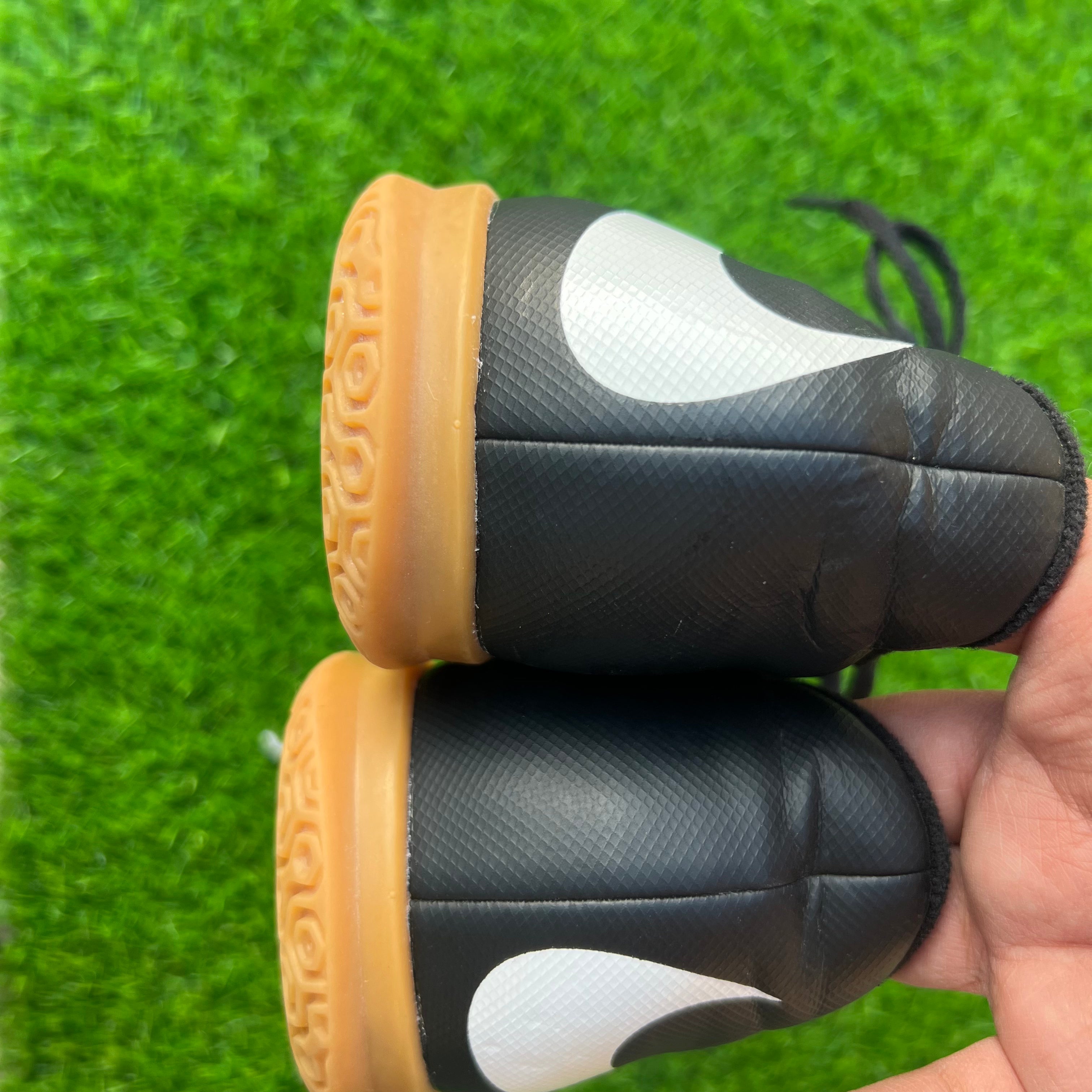 Nike Bravata Indoor UK 9 / EU 43